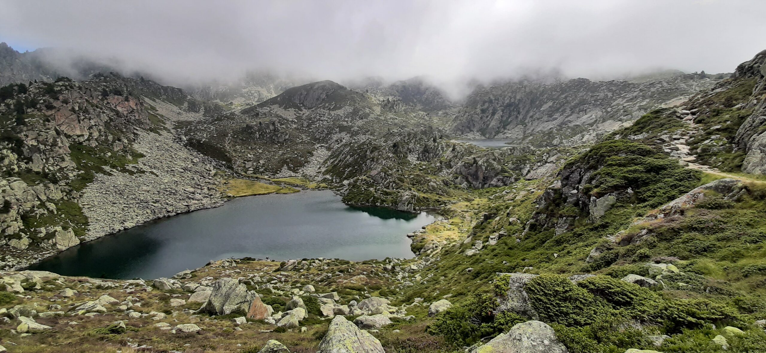 Photo du lac de Coumes dans les Pyrénées près de Barèges, un jour d'été nuageux.