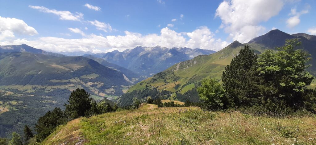 photo de paysage autour de Bareges, la montagne fleurie.
Vue sur la vallée et les sommets voisins, en été.